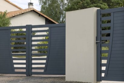 新築⼀⼾建てのためのフェンスとゲートのデザイン