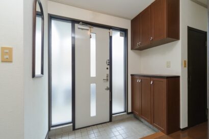 福山市の玄関リフォーム：自然光を取り入れた明るいエントランス作り